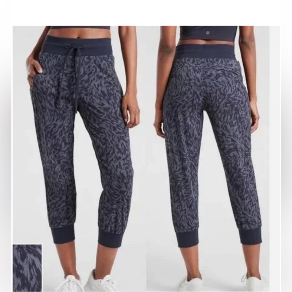 Athleta Trekkie North Printed Crop Jogger, Lynx, Size 10